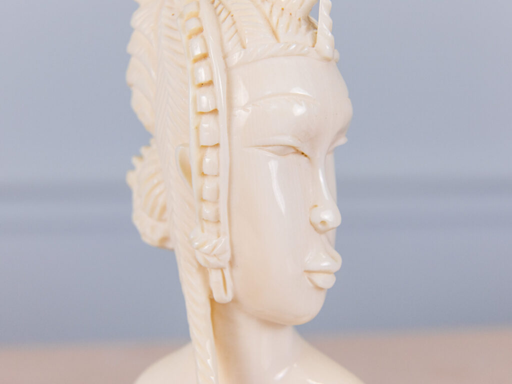 Вінтажна статуетка «Бюст жінки»