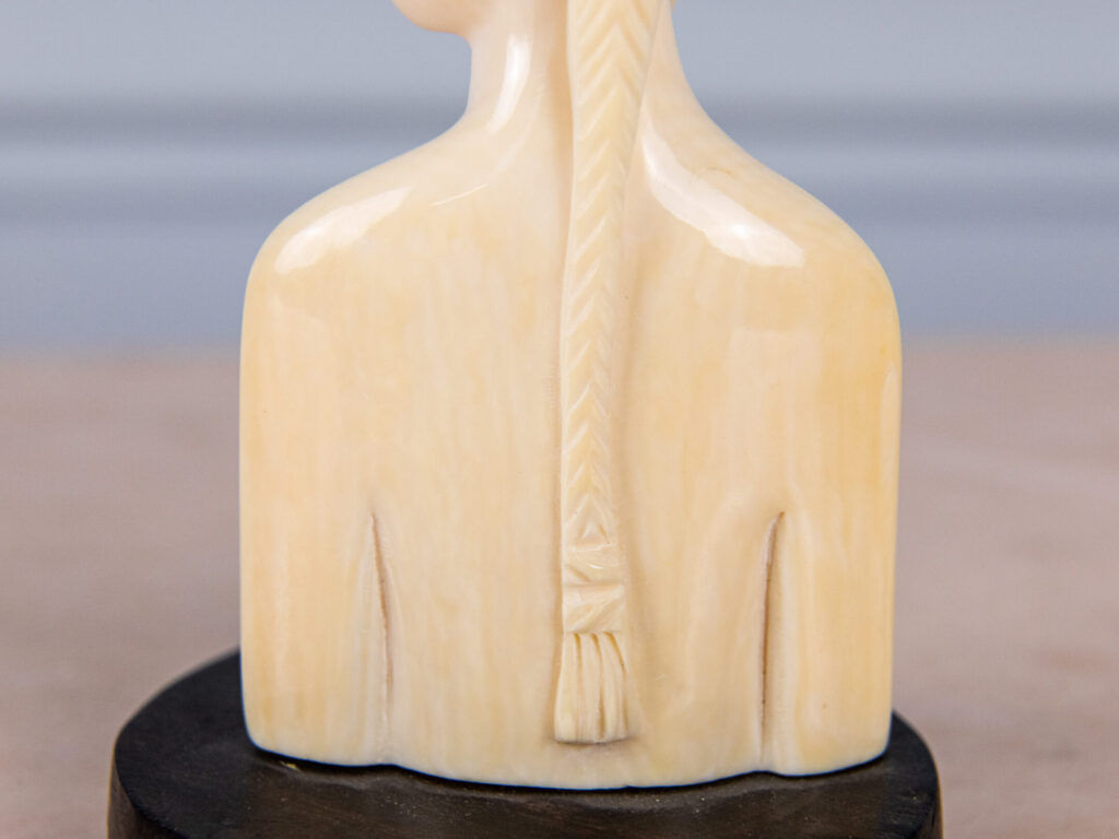 Вінтажна статуетка «Бюст жінки»