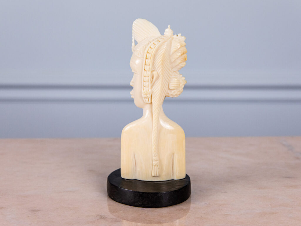 Вінтажна статуетка «Бюст жінки»