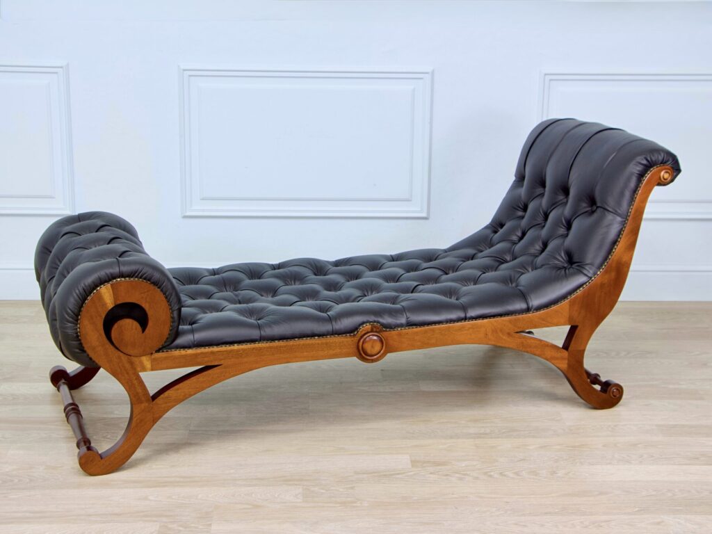 Антикварна софа-отоманка