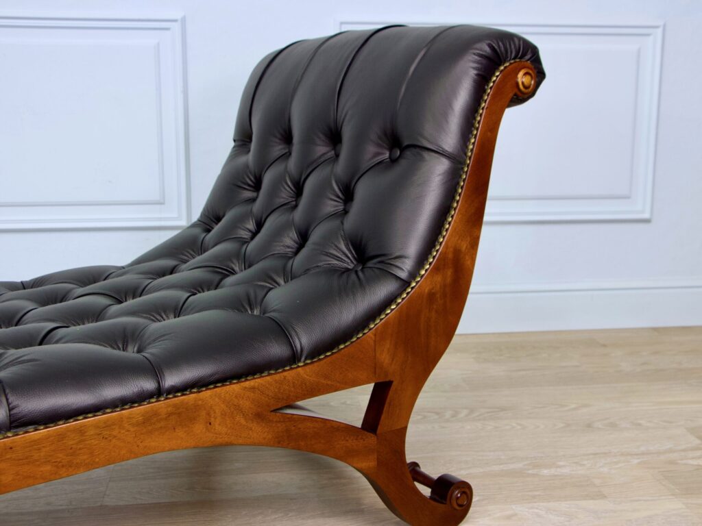 Антикварна софа-отоманка