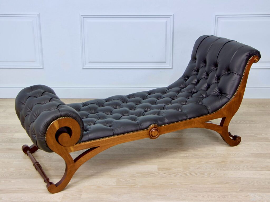 Антикварна софа-отоманка