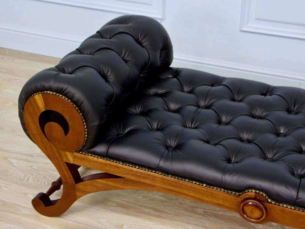 Антикварна софа-отоманка