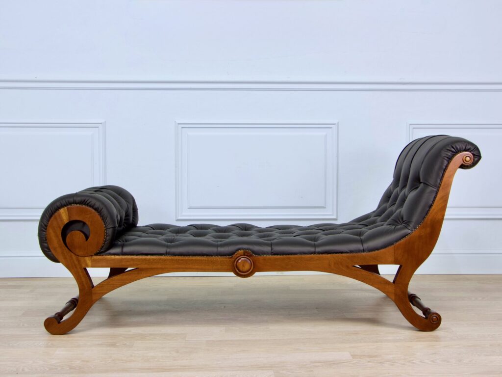 Антикварна софа-отоманка