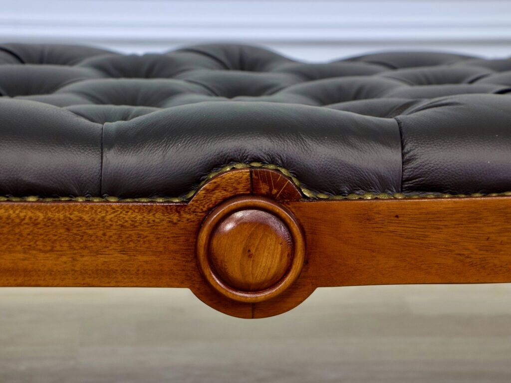 Антикварна софа-отоманка