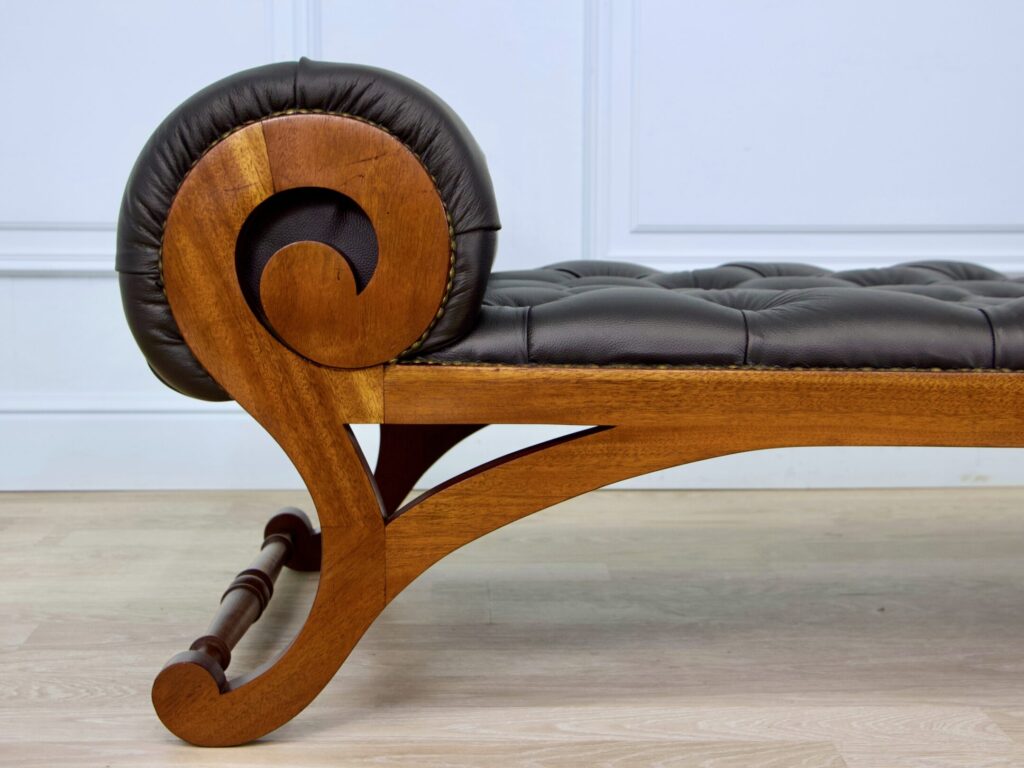 Антикварна софа-отоманка