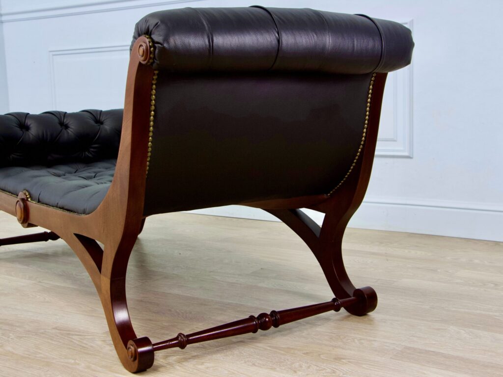 Антикварна софа-отоманка