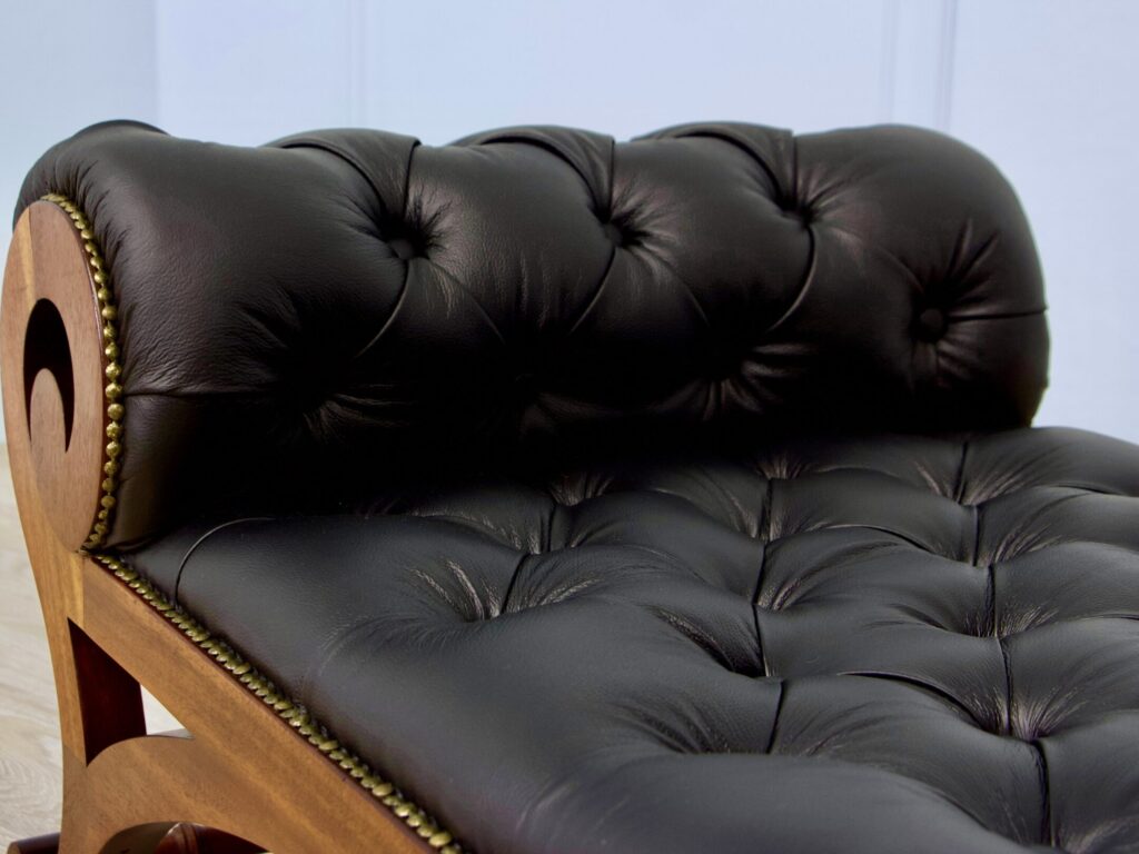 Антикварна софа-отоманка