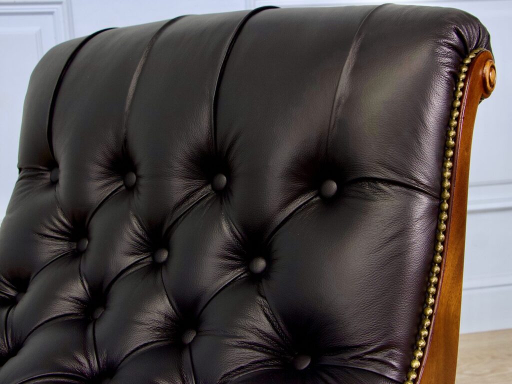 Антикварна софа-отоманка