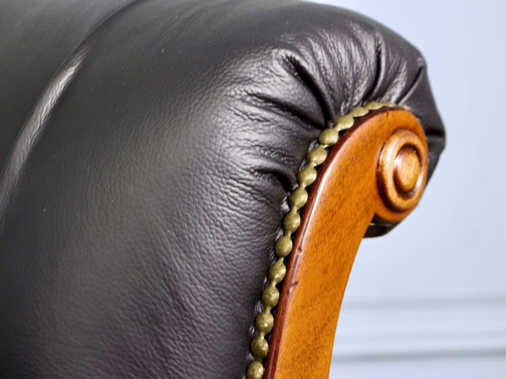 Антикварна софа-отоманка