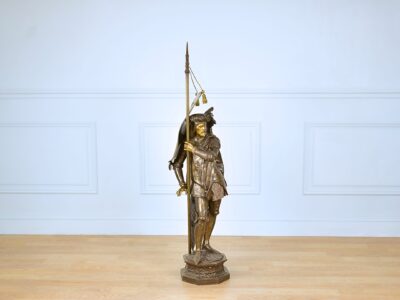 IMG_5817 Антикварна скульптура «Воїн з прапором», А.Е. Кар'є-Бельоз
