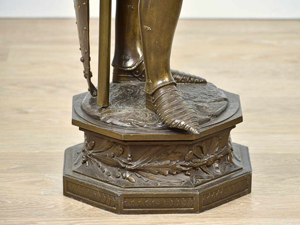 IMG_5824 Антикварна скульптура «Воїн з прапором», А.Е. Кар'є-Бельоз