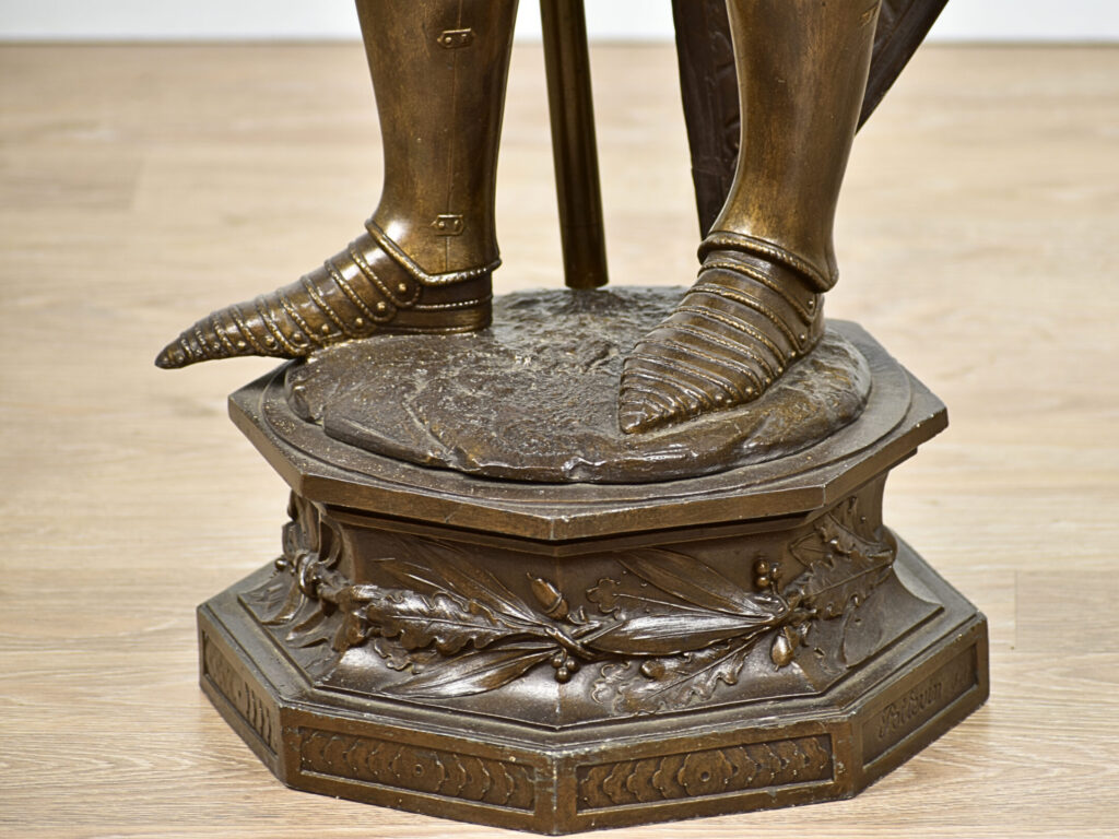 IMG_5828 Антикварна скульптура «Воїн з прапором», А.Е. Кар'є-Бельоз