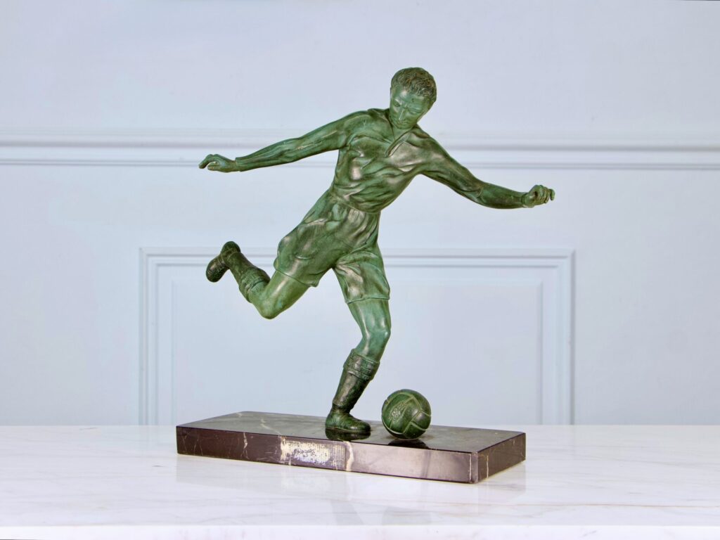 Вінтажна кабінетна скульптура «Футболіст»