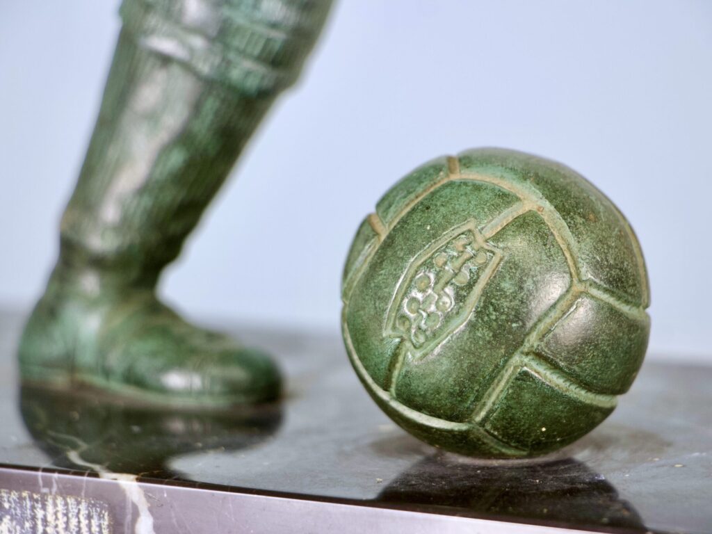 Вінтажна кабінетна скульптура «Футболіст»