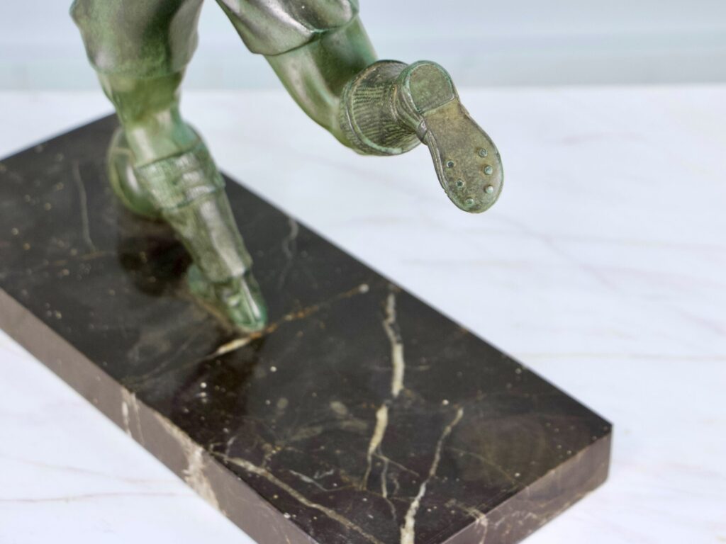 Вінтажна кабінетна скульптура «Футболіст»