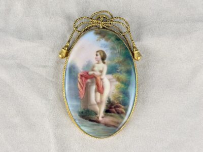 Антикварна мініатюра з жіночою фігурою