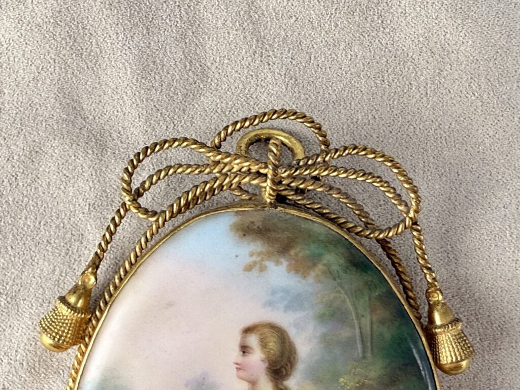 IMG_7123 Антикварна мініатюра з жіночою фігурою