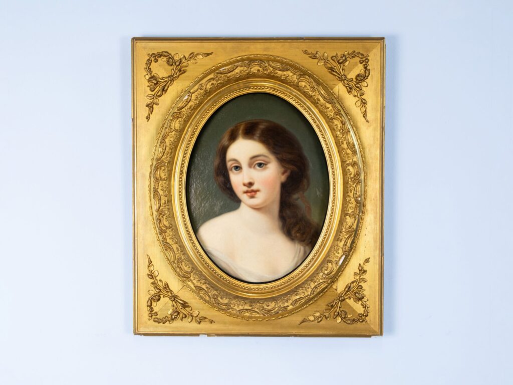 Антикварний портрет молодої дівчини