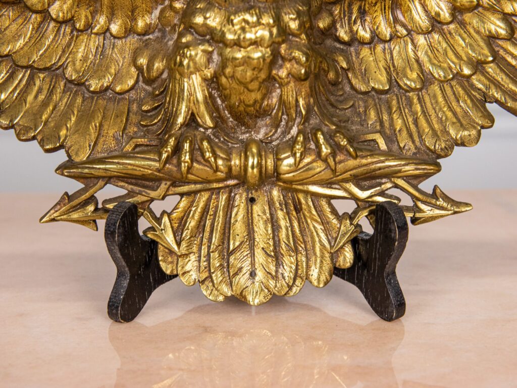 Антикварна декорація у вигляді орла з розпростертими крилами
