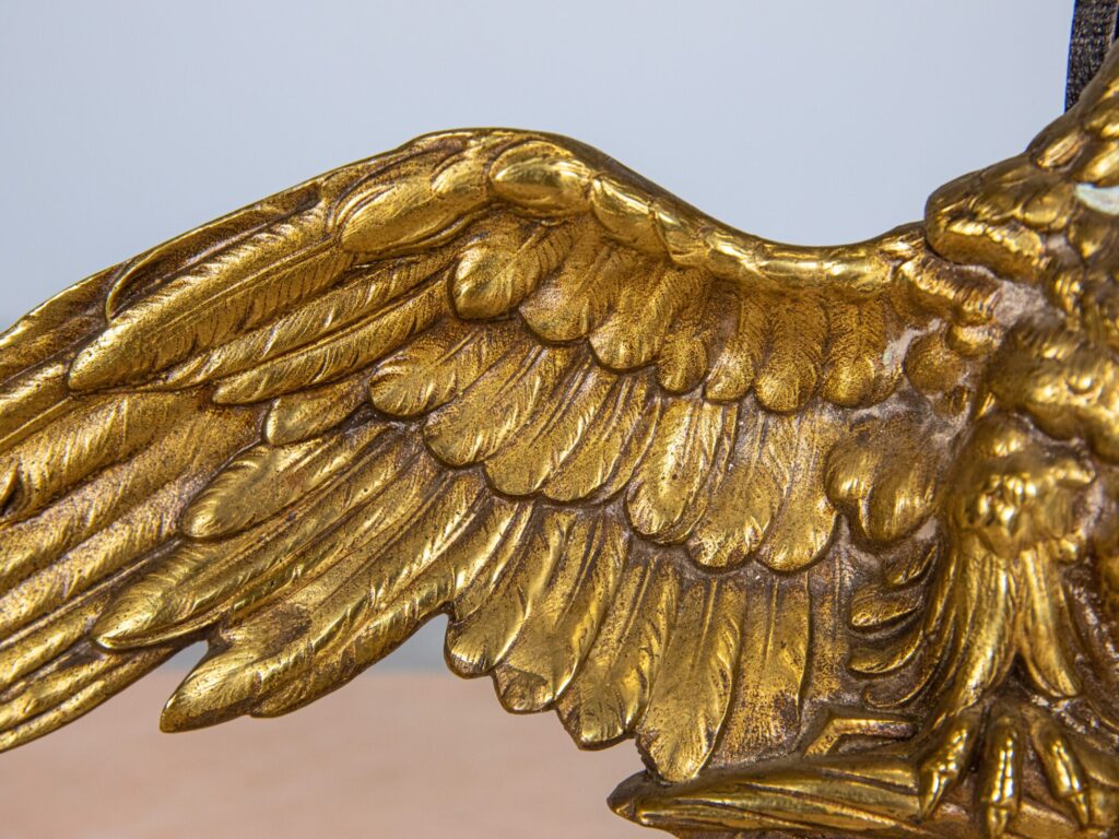 Антикварна декорація у вигляді орла з розпростертими крилами