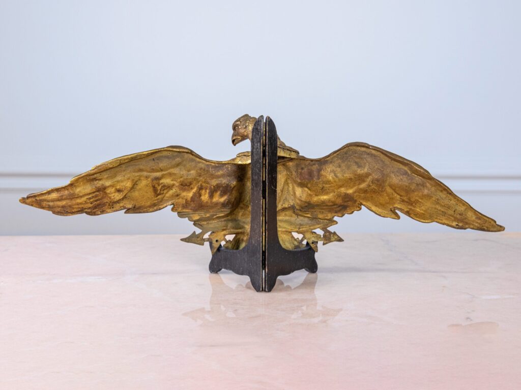 Антикварна декорація у вигляді орла з розпростертими крилами