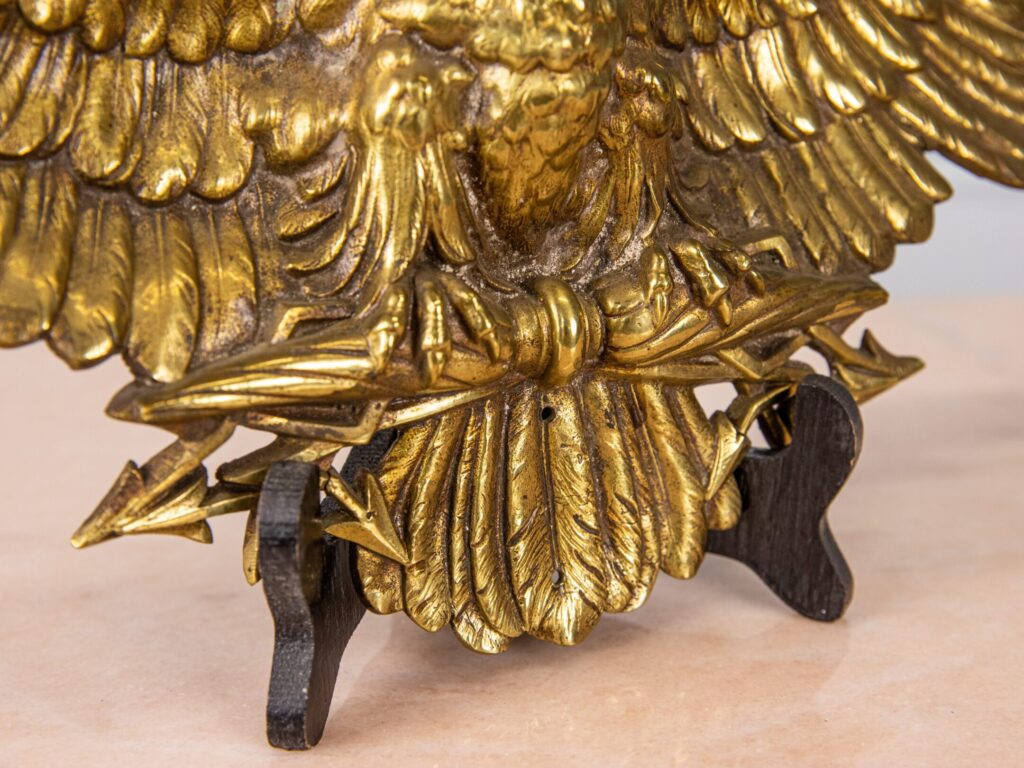 Антикварна декорація у вигляді орла з розпростертими крилами