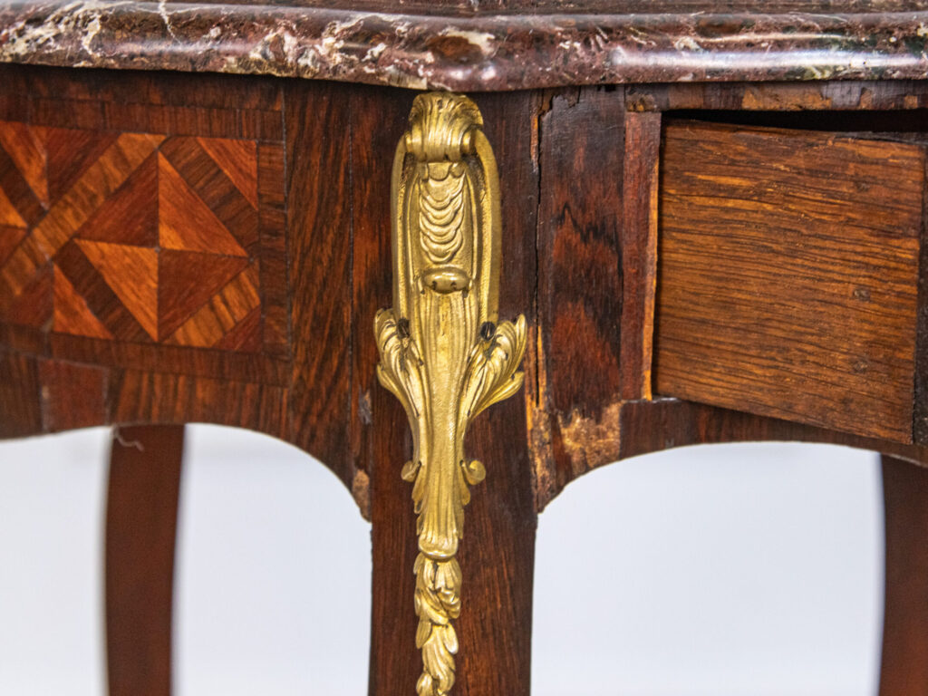 Столик у стилі Людовика XV