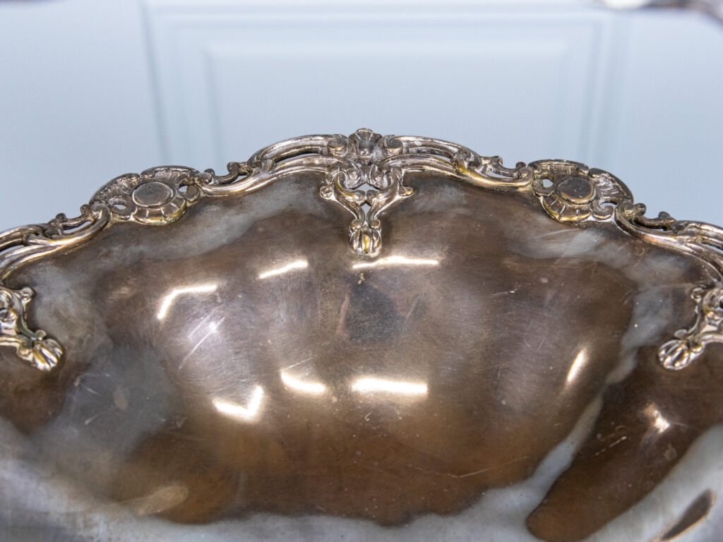 Антикварна фруктовниця