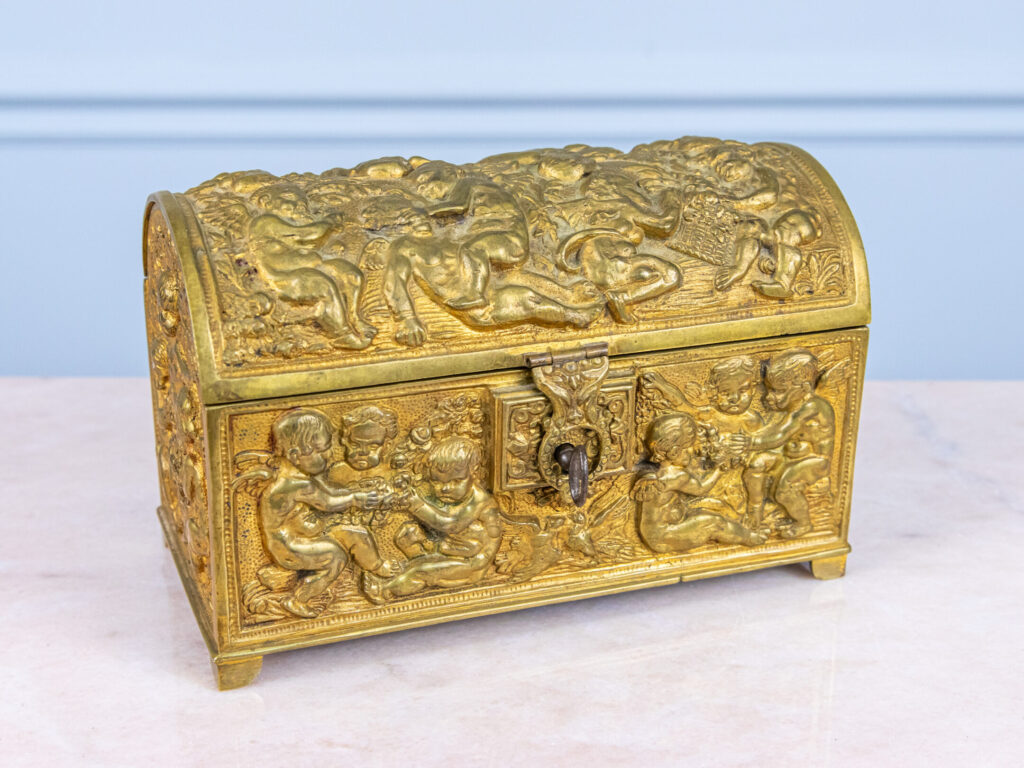 Антикварна шкатулка