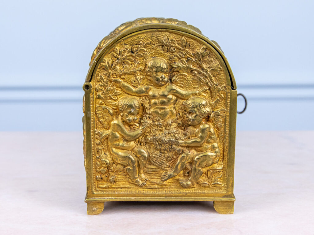 Антикварна шкатулка