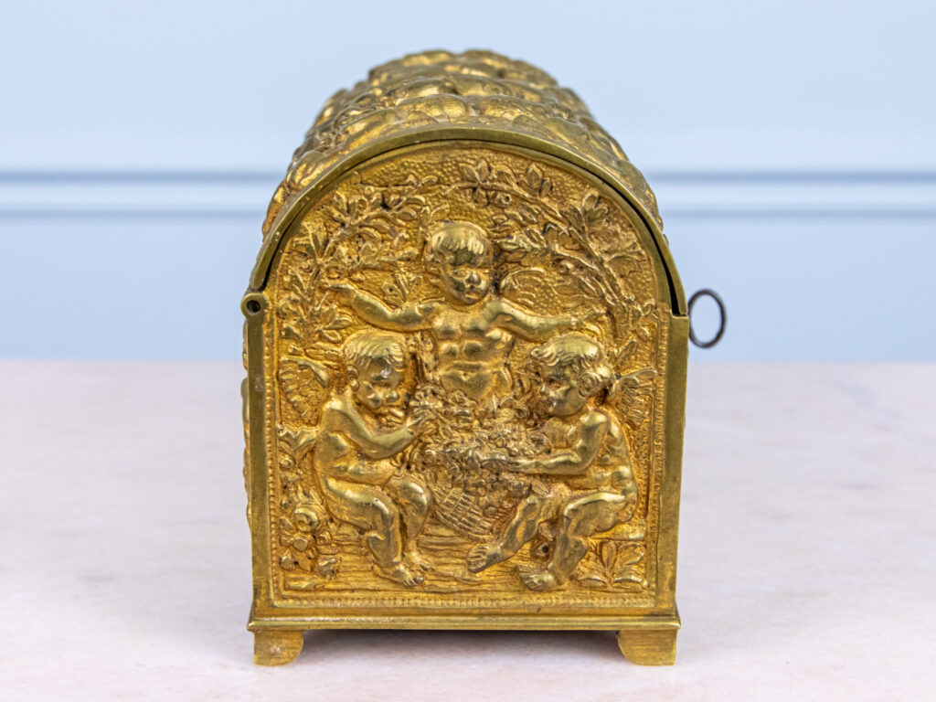 Антикварна шкатулка