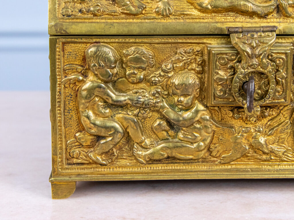 Антикварна шкатулка