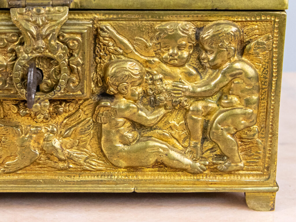 Антикварна шкатулка