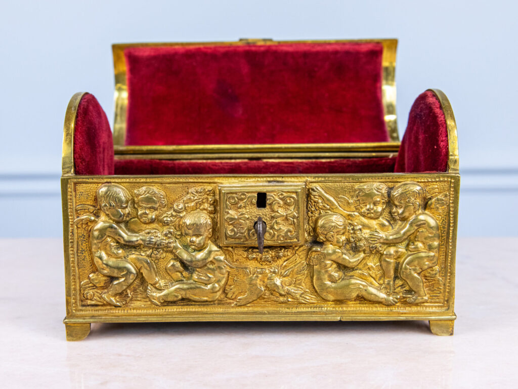 Антикварна шкатулка