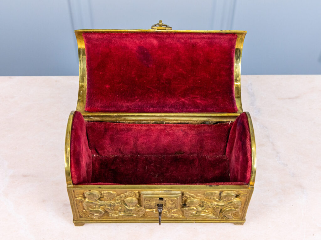 Антикварна шкатулка