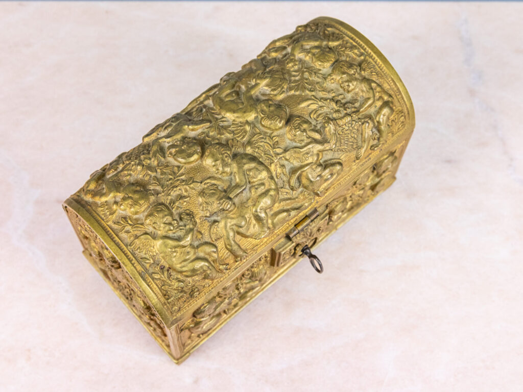 Антикварна шкатулка