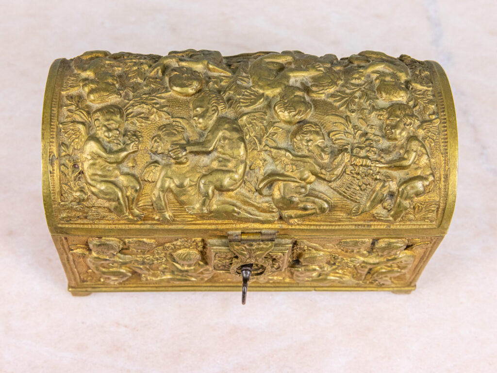 Антикварна шкатулка