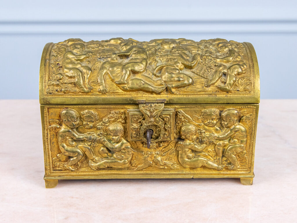 Антикварна шкатулка