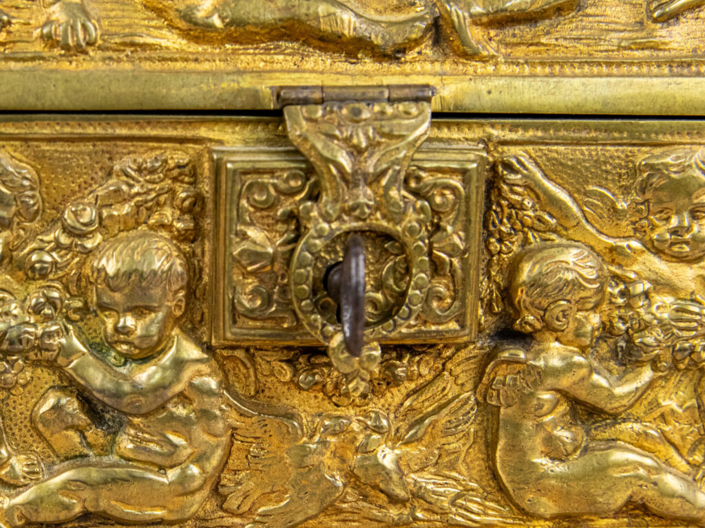 Антикварна шкатулка