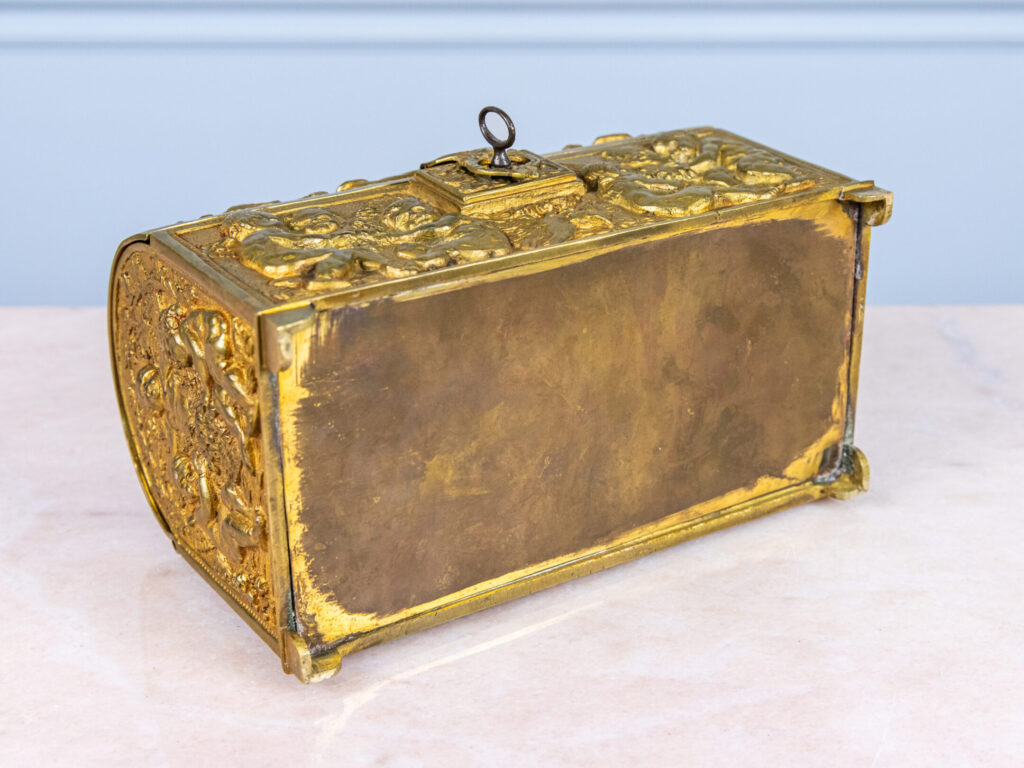 Антикварна шкатулка