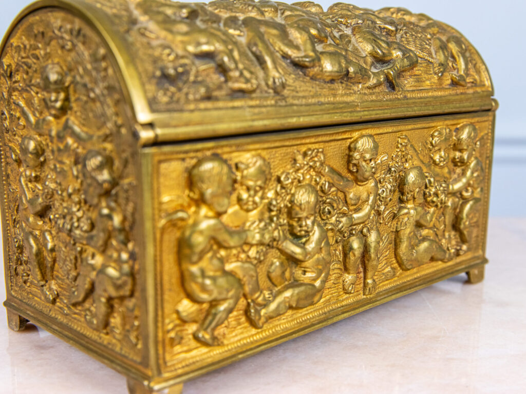 Антикварна шкатулка