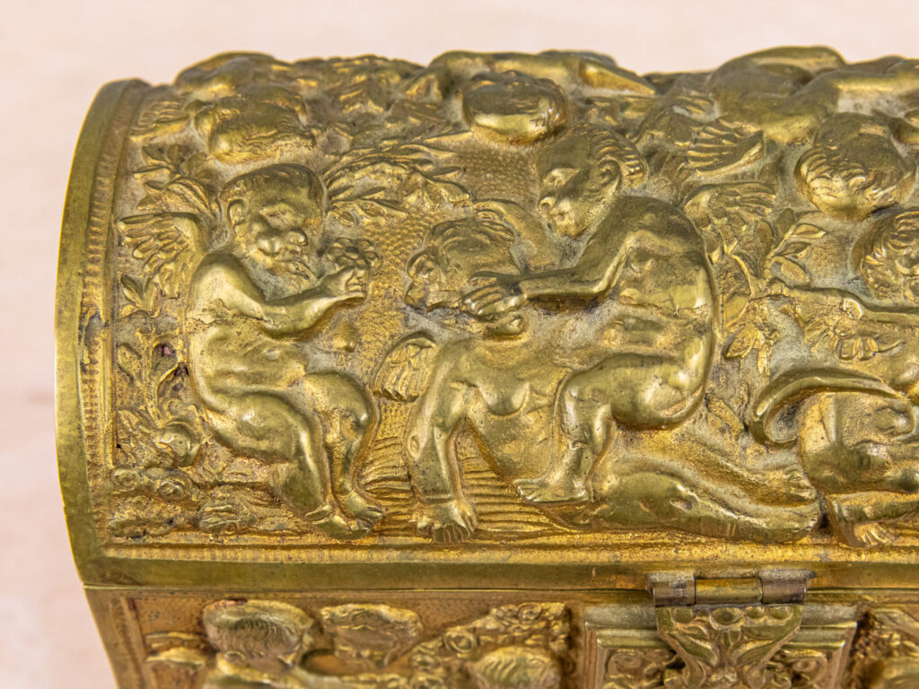 Антикварна шкатулка