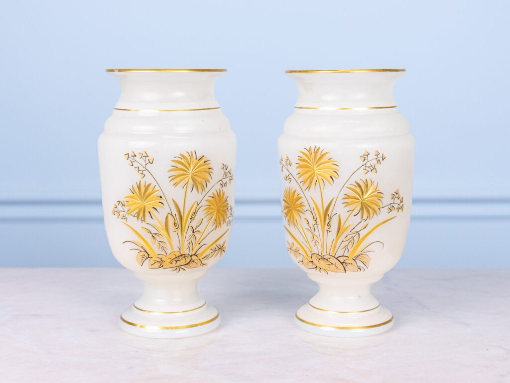 Антикварні вази з опалового скла