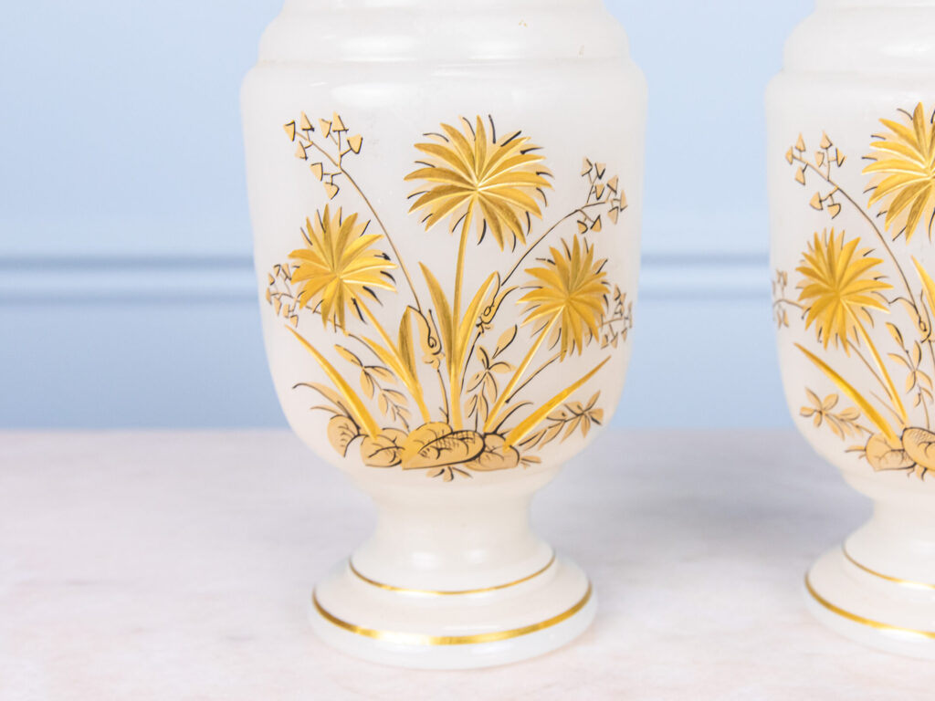 Антикварні вази з опалового скла