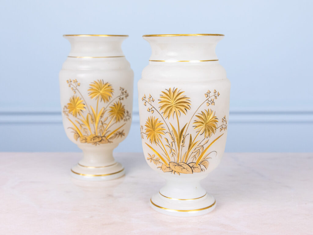 Антикварні вази з опалового скла