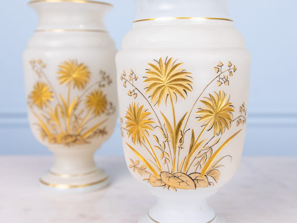 Антикварні вази з опалового скла