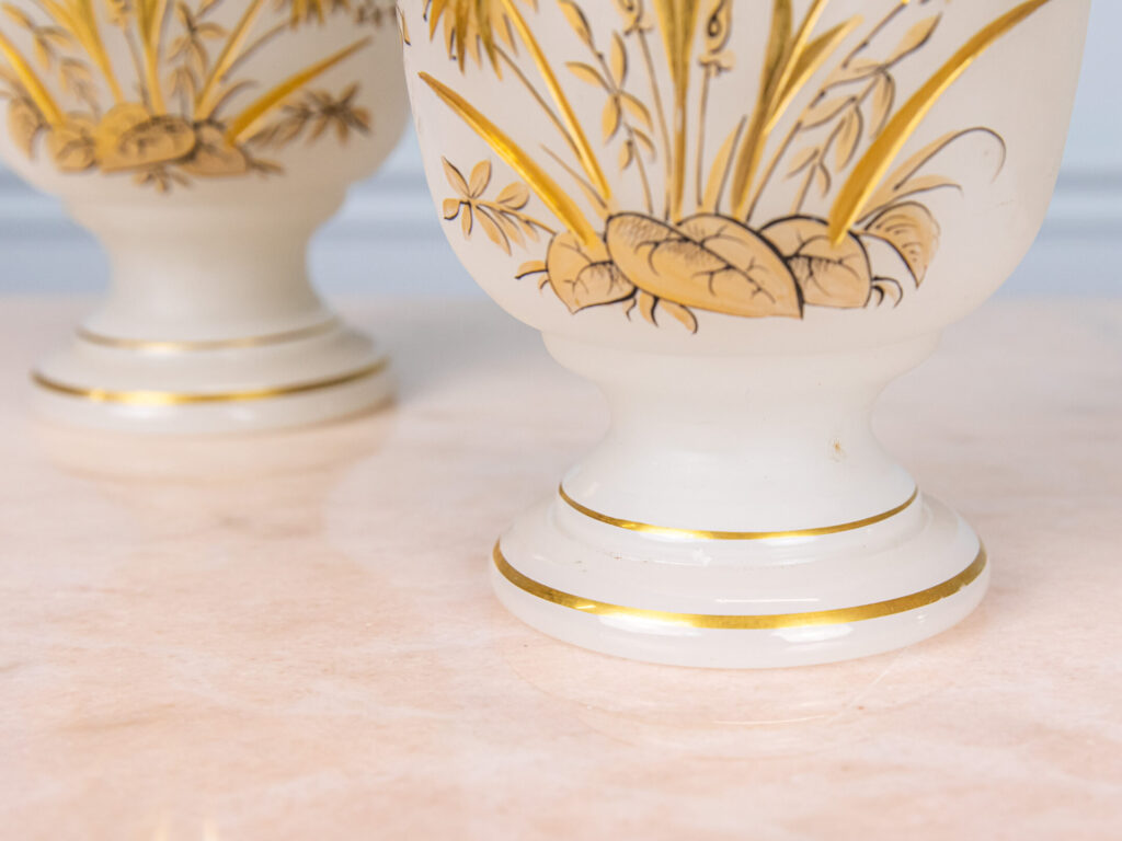 Антикварні вази з опалового скла