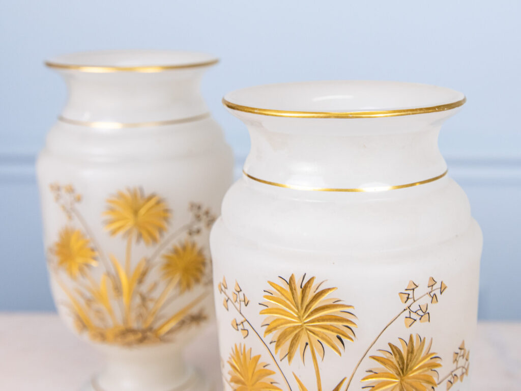 Антикварні вази з опалового скла