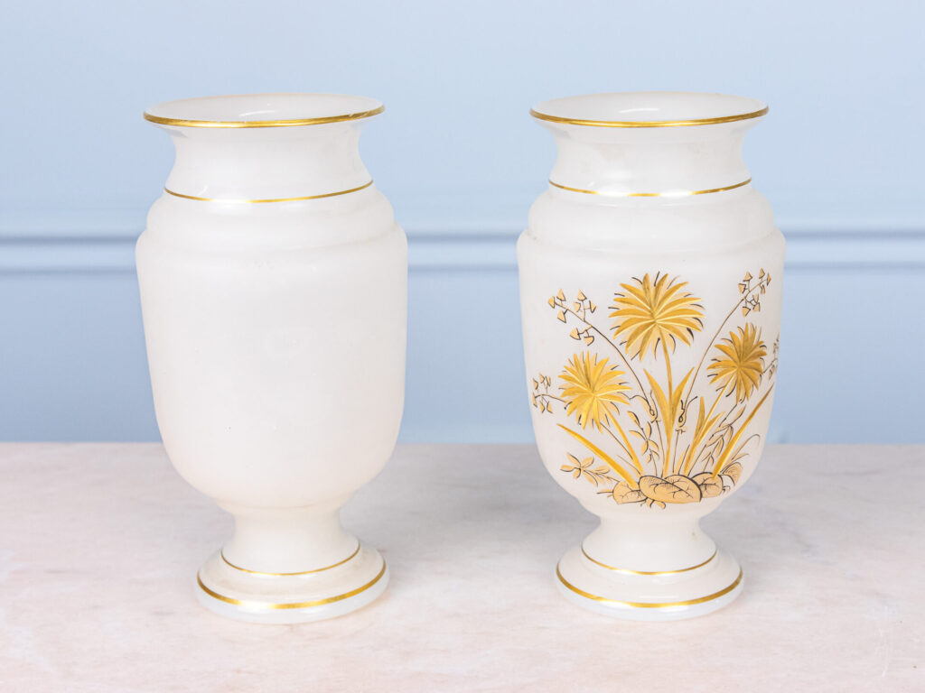 Антикварні вази з опалового скла